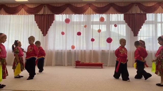 Танец в народном стиле исполняют воспитанники средней группы №18