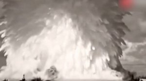 Atomic bomb explosion, instantly 2 million tons of seawater into the air, spectacular