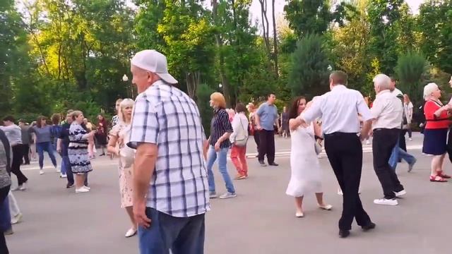 А МОРЕ, КАК МОРЕ! ТАНЦЫ ХАРЬКОВ УКРАИНА СЧАСТЛИВЫЕ ДНИ смотреть онлайн