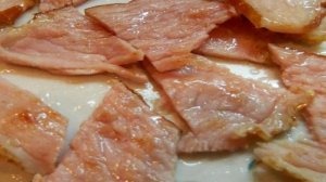 Салат из киви, ветчины и листьев салата