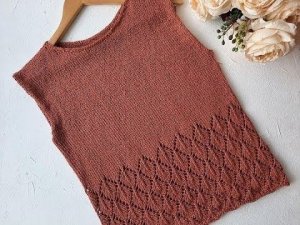 Вяжем простую летнюю майку спицами с ажурным узором.