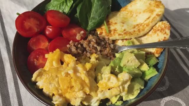 БОУЛ С ГРЕЧКОЙ И ЯЙЦОМ (РЕЦЕПТ С АВОКАДО, ШПИНАТОМ И ПОМИДОРАМИ)! Рецепт завтрака из гречки и яиц!