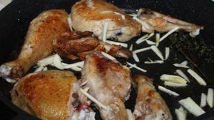 Гречка с курицей и овощами на сковороде