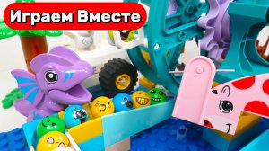 Играем в конструктор ЛЕГО ! Строим вместе горки с колесом обозрения, динозаврами и пингвинами 🐧