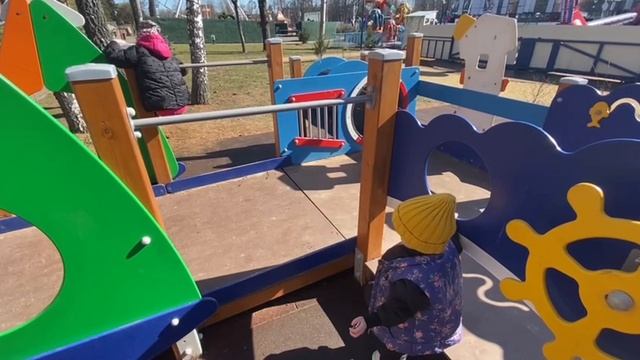 Девочки гуляют с папой)