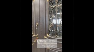 Входная двухстворчатая дверь в загородный дом с ковкой и стеклом.