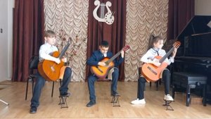 Трио гитаристов : Миркина Татьяна, Арутюнян Давид, Полкин Сергей. О. Копенков " Солнышко и тучка"