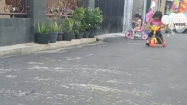 Alya dan Sepeda - BALAPAN SEPEDA KOK CURANG . . . . . . . THE BABY TRICYLE RACE CHEAT смотреть онлайн
