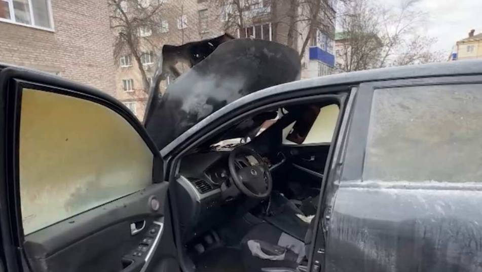 Неадекватная уфимка подожгла машину соседки из мести после развода с мужем