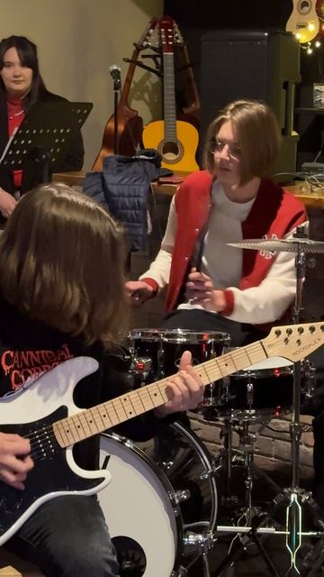 Наши ученики Терехов Вадим и Яцун Алексей с композицией EnterSandman смотреть онлайн