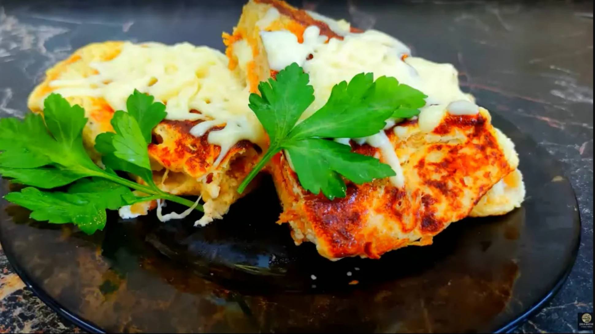 Рецепт завтрака. Омлет с сыром и гренками. Бюджетный завтрак из простых продуктов.
