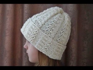 Красивая объемная женская весенняя шапка спицами