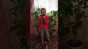 Маленькая девочка поет взрослые песни