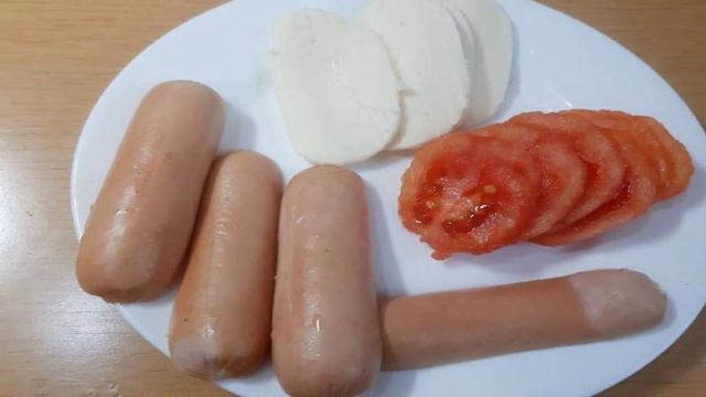 Слоеные пирожки с сосисками и моцареллой