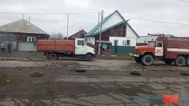 Провалился в асфальт