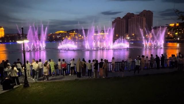 г. Суйфэньхэ, Китай. Июль 2024. Поющий фонтан
