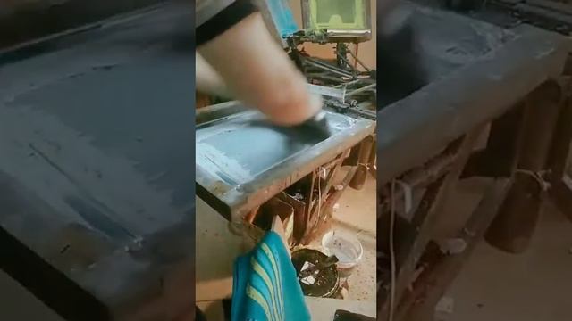 Накат на футболке по трафарету.#Процесс нанесения краски на #изделие.
