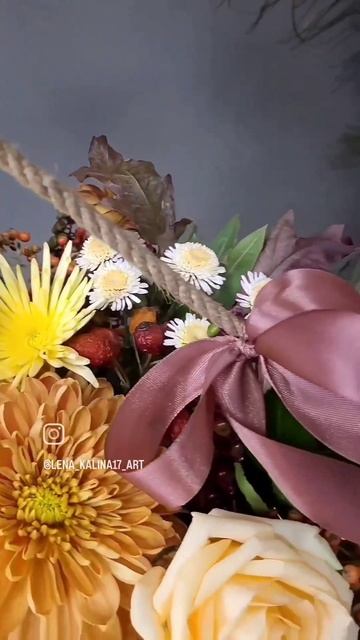 Цвета осени в одной композиции💚💛❤️Самая колоритная пора года🍁#флористкрд #lenakalina #art смотреть онлайн