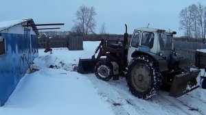 Пришла оттепель и очередная работа по хозяйству. Соскрёб снег ковшом и навозил побольше сена. 3 февр