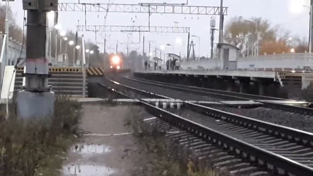 Электропоезд ЭТ2М-087 на обкатке проезжает платформу Сосновая поляна. смотреть онлайн