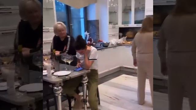 Ксюша Бородина Пасха, всё семейство в сборе
