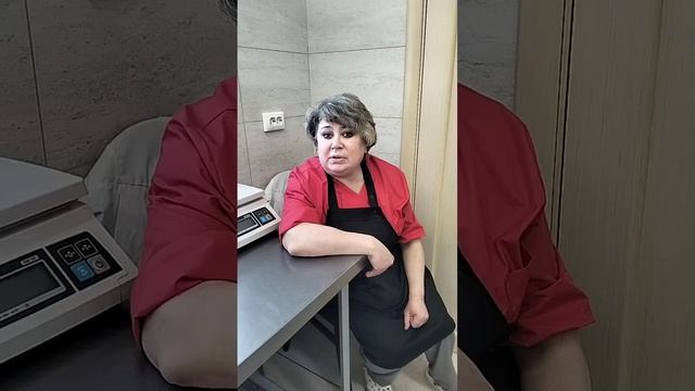 Женщина читает стихотворение, которое она написала к 80-летию Победы
