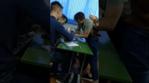 Пацаны нюхают графит