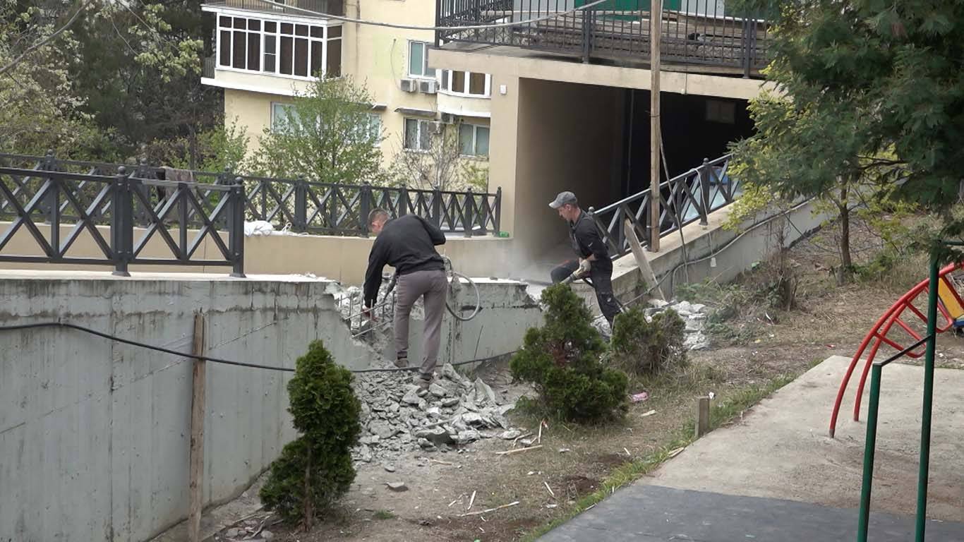 Демонтажом детской площадки обеспокоены жители ЖК в Сочи