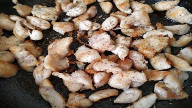 Пицца с куриным филе и ананасами