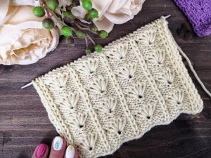 Необычные рельефный узор спицами. Кисти  Схема узора в конце видео .