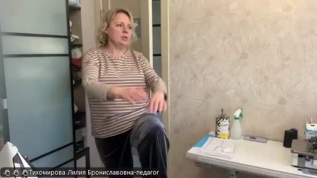 4. Проведение первой примерки, уточнение линий горловины, талии. Стачивание плечевых и боковых швов