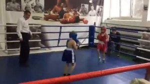 Маленький пацан реально круто дерётся!!! Ок