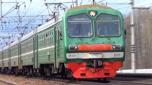Три зелёных электропоезда ЭД4М-0325 (2 раза) и ЭД4М-0347