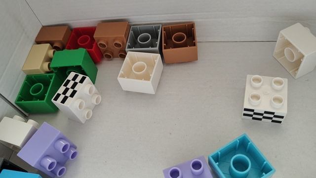 играем в кубики лего, конструктор детский