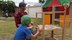 Манкиту Милан и Папа строят домик для курочек. МанкиТайм