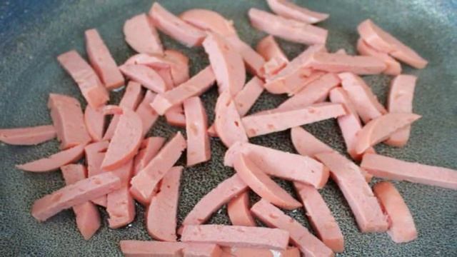 Морковный салат с сардельками