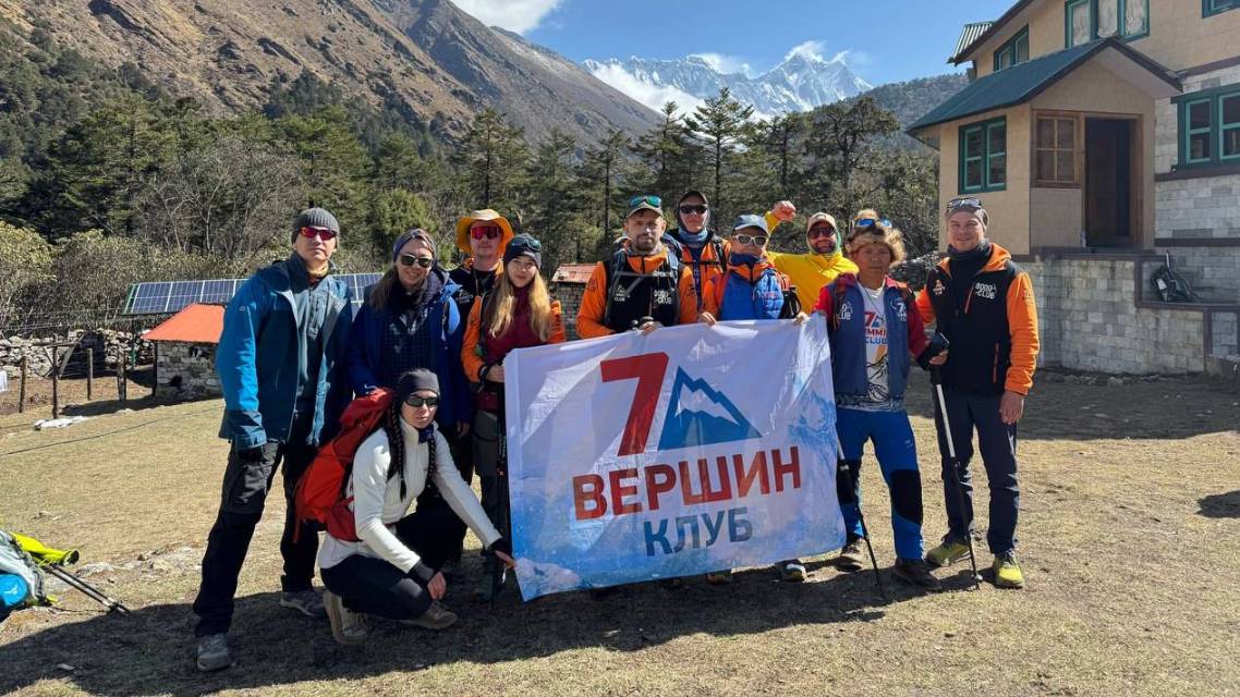 Группа Клуба 7 Вершин "Те и Йети!" - переход из Дебоче в Дингбоче по пути в базовый лагерь Эвереста