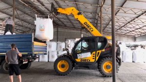 Работа на зернотоке с семенами озимой пшеницы.