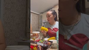 Едим оболденно вкусную кукурузу