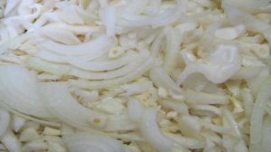 Салат из маринованной капусты с огурцом и перцем