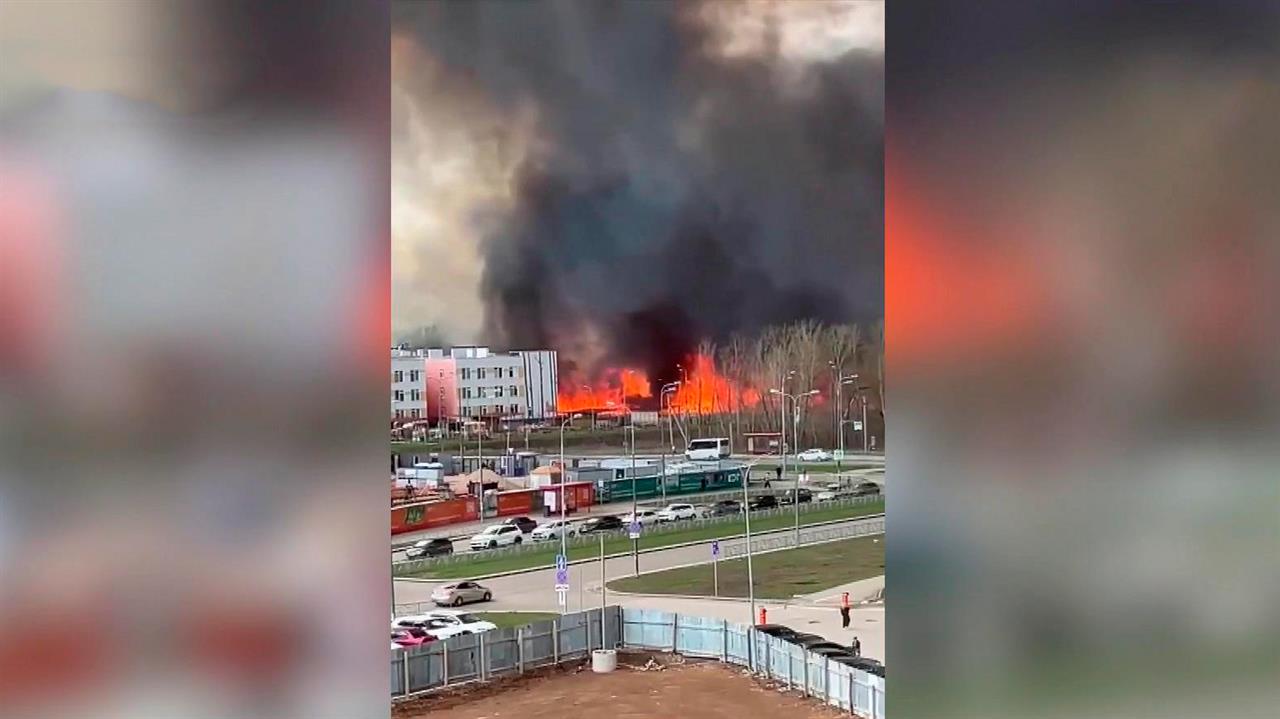 Стена огня подошла к детскому саду в Самарской области: видео