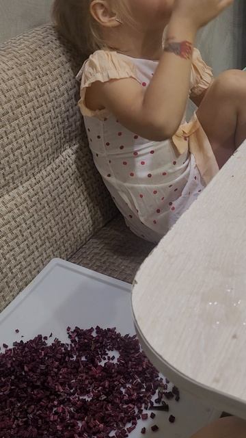Арина кушает свекольную ботву