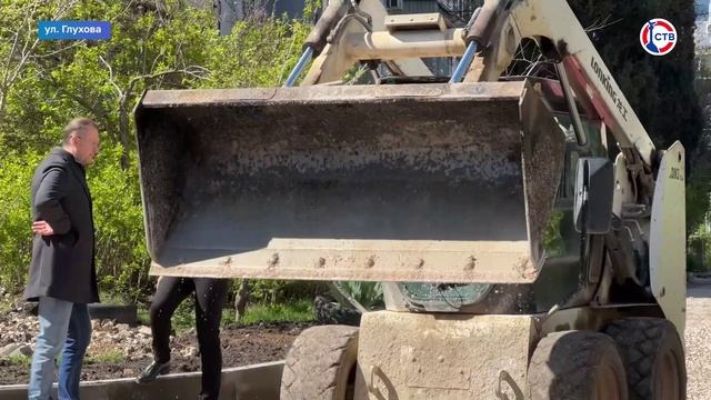 На улице Глухова, 7 проводят ремонт внутриквартальных дорог (Дежурный по городу. 16 апреля 2025)