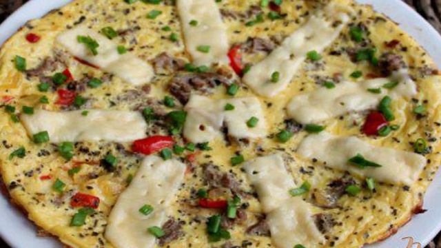 Омлет с мясом, болгарским перцем и сыром