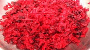 Салат из печеной свеклы с орехами и чесноком