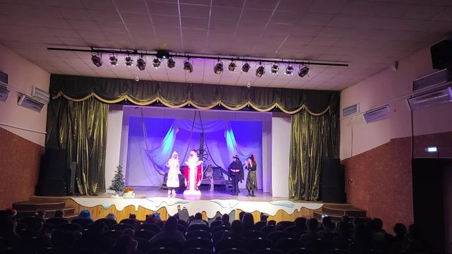 Новогодний спектакль смотреть онлайн