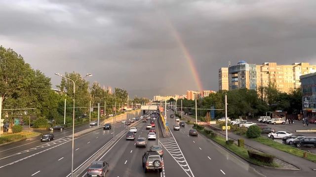 Любимый город Алматы. Движение на улице Саина.28 мая 2023. Kazakhstan. Almaty. May 2023 смотреть онлайн