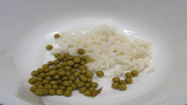 Салат из ветчины с рисом и консервированным горошком