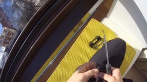 Как заменить погнутую нижнюю петлю на алюминиевой створке окна? Покажу от первого лица!