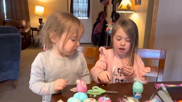 Sadie and Audrey decorate Easter eggs. смотреть онлайн